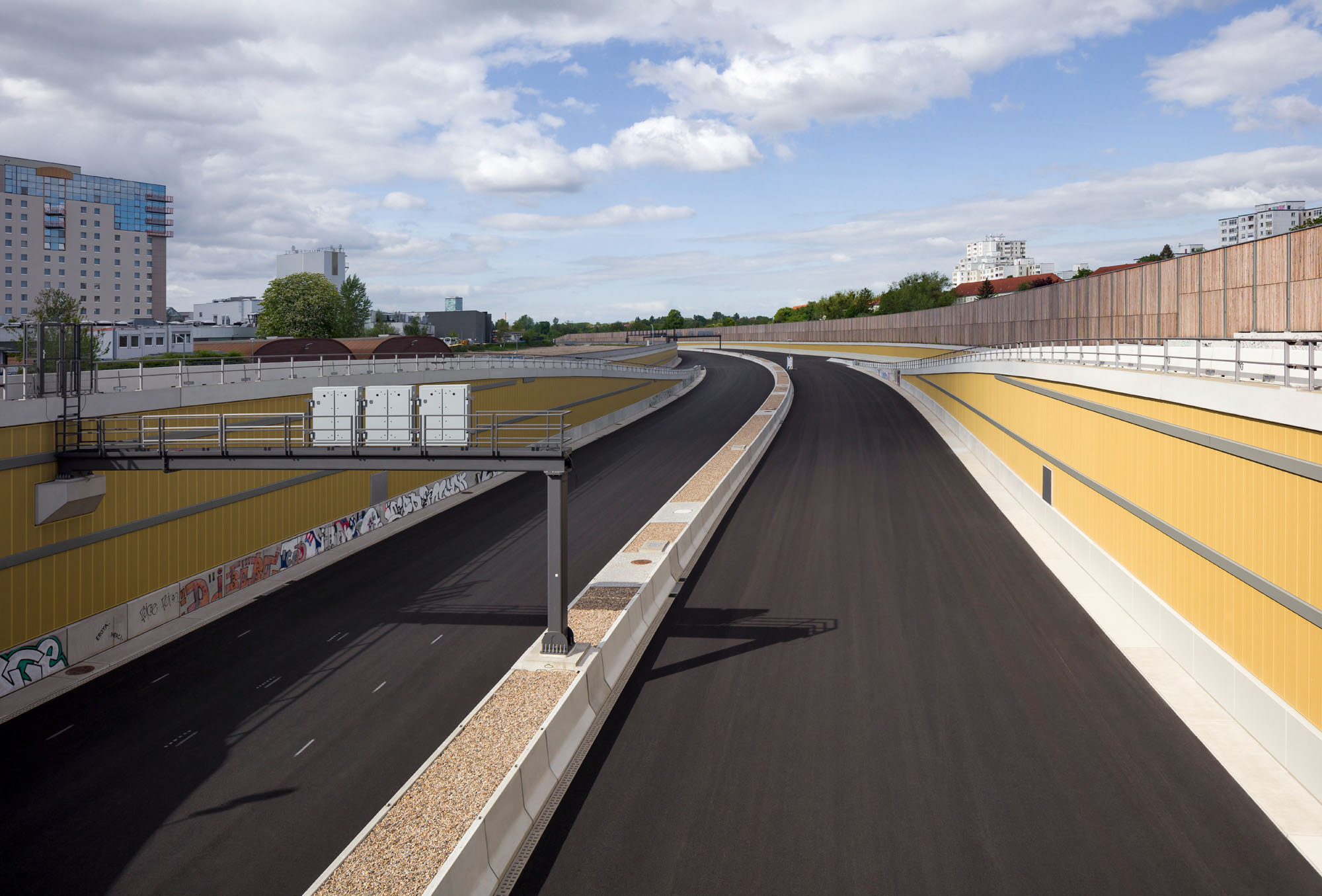 Autobahn A100 kurz vor der Fertigstellung des neuen Abschnitts in Berlin-Neukölln.