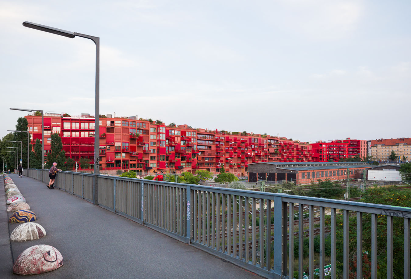 Am Lokdepot, Berlin – Rote Wohnbebauung entlang des ehemaligen Bahngeländes am Gleisdreieck mit Blick auf die neue Stadtstruktur.