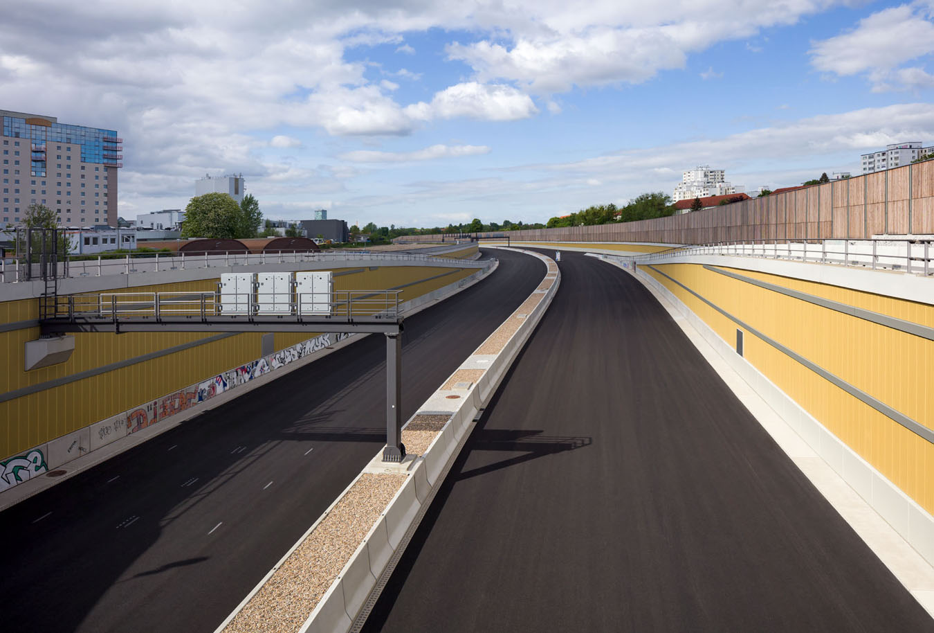 Autobahn A100 kurz vor der Fertigstellung des neuen Abschnitts in Berlin-Neukölln.