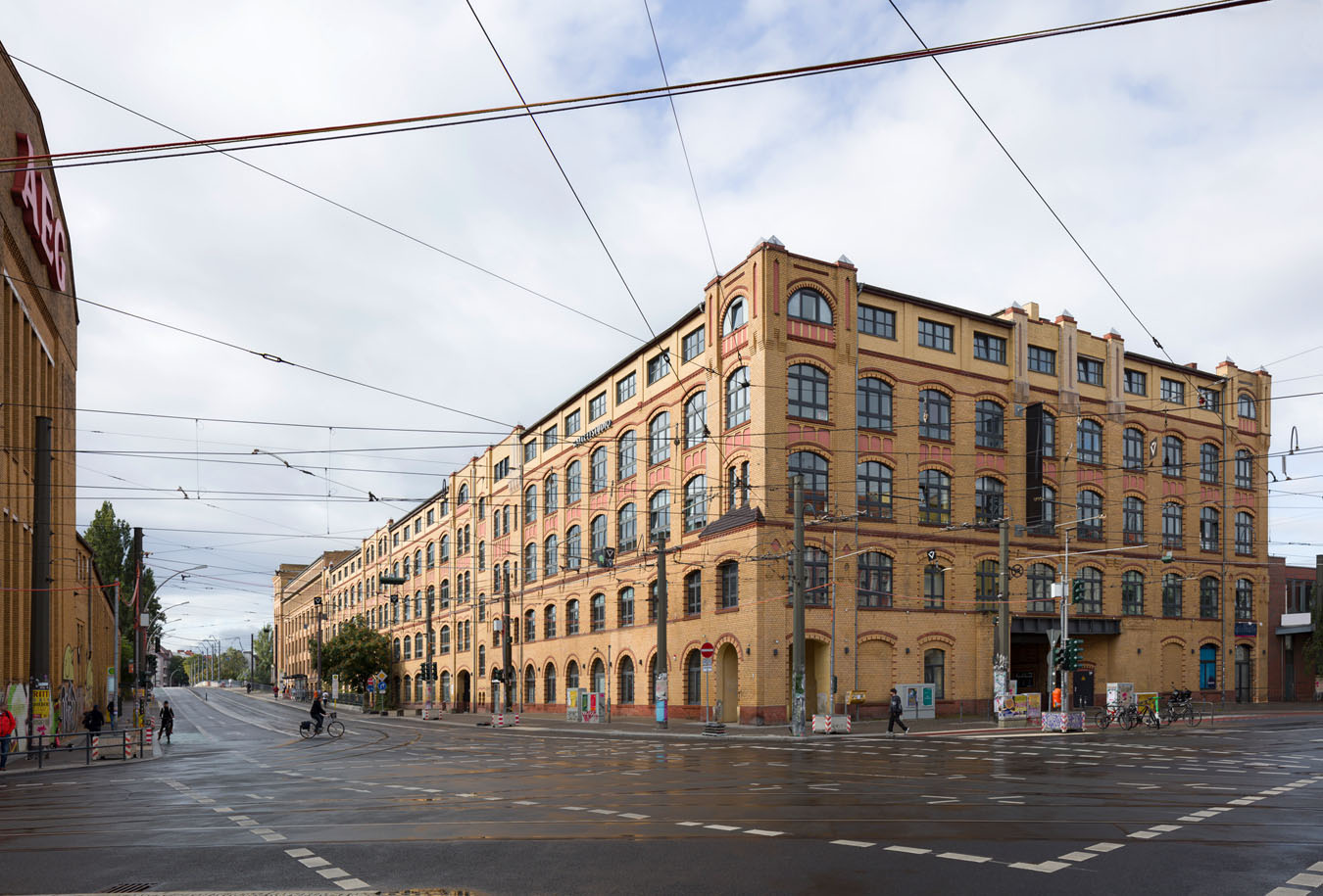 Industriebau, Straße und Oberleitungen.